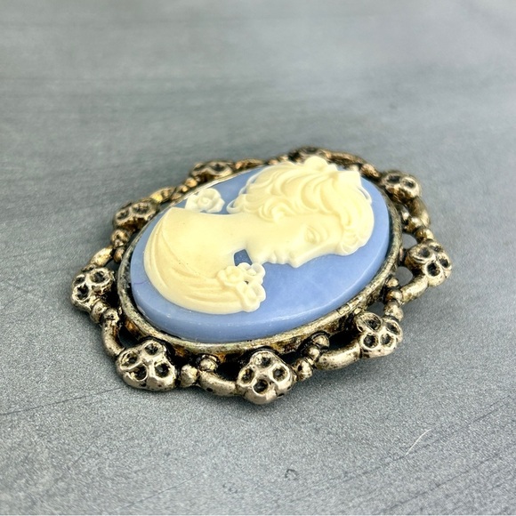 VINTAGE 1960s Blue Cameo Woman’s Silhouette 60s Victorian Revival Brooch Pendant - Picture 4 of 4